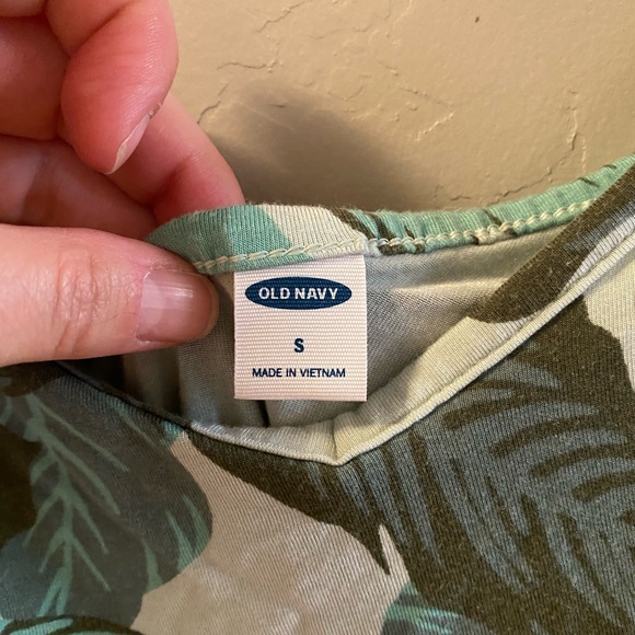 OLD NAVY green leaf tropical tank top - Picture 4 of 4